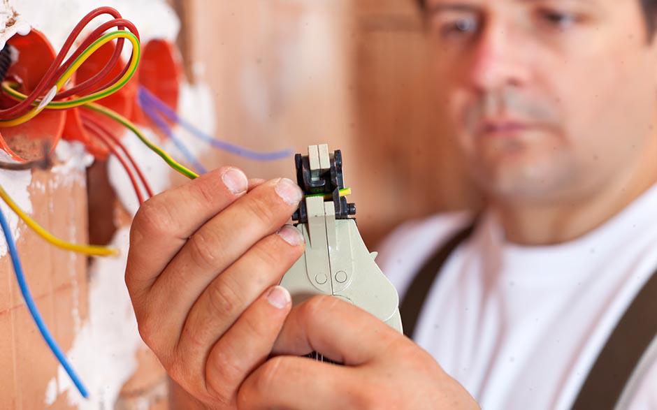activité électricien Issou