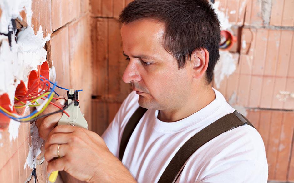 je recherche un électricien Issou